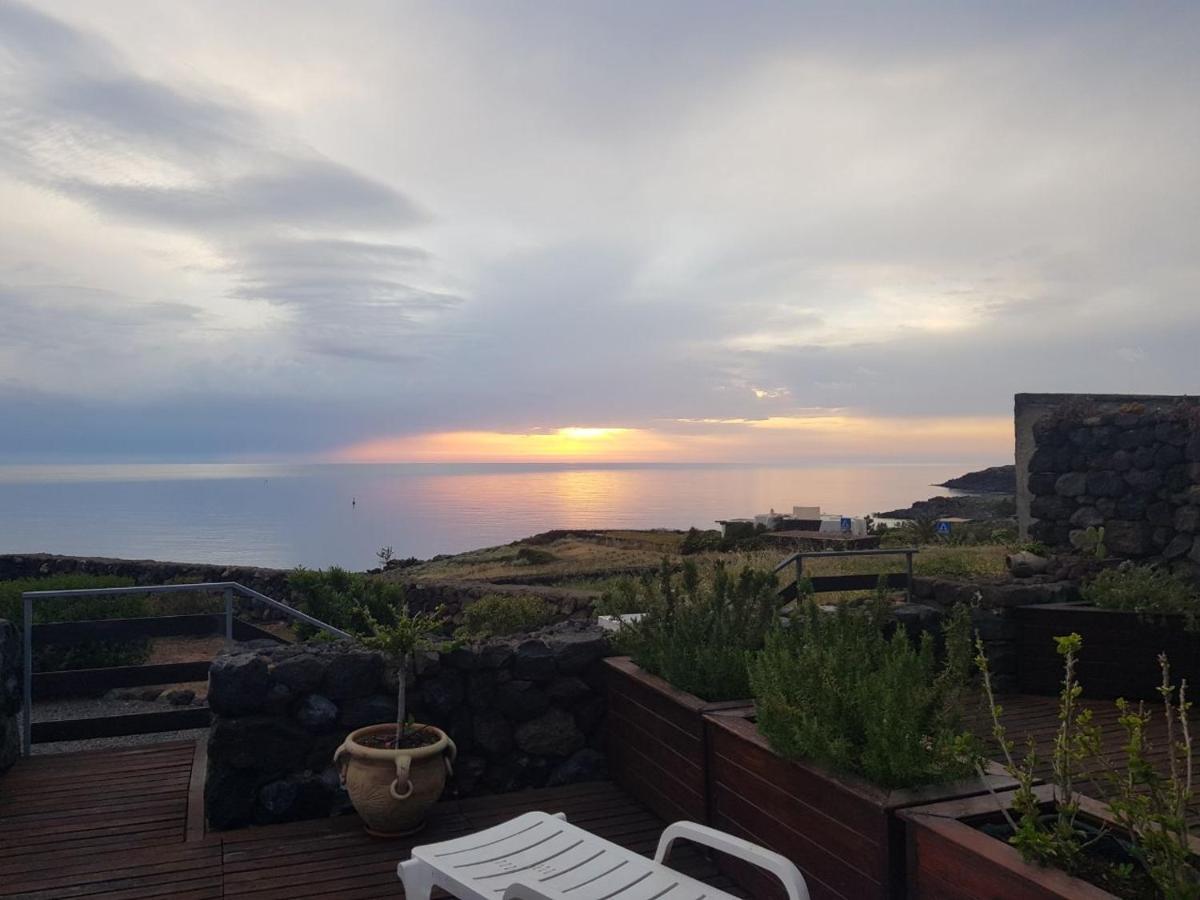 La Terrazza Sul Mare - I Dammusi Di Scauri Siba
